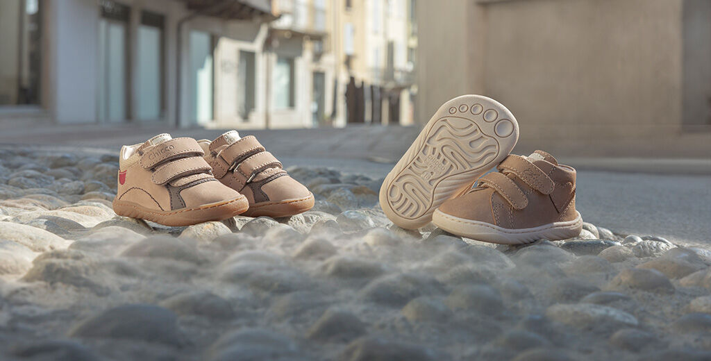 https://www.chicco.it/dw/image/v2/BJJJ_PRD/on/demandware.static/-/Sites-Chicco-Italy-Library/it_IT/dwbbd5982c/site/06-Pagina di Categoria/Fashion/Scarpe/Nuova Collezione/2026/AI 2026/BTS./1024x520px-CHICCO_FW-26_117.jpg